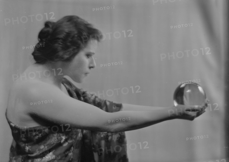 Bara, Theda, Miss, portrait photograph, 1916 Nov. 11. Creator: Arnold Genthe.