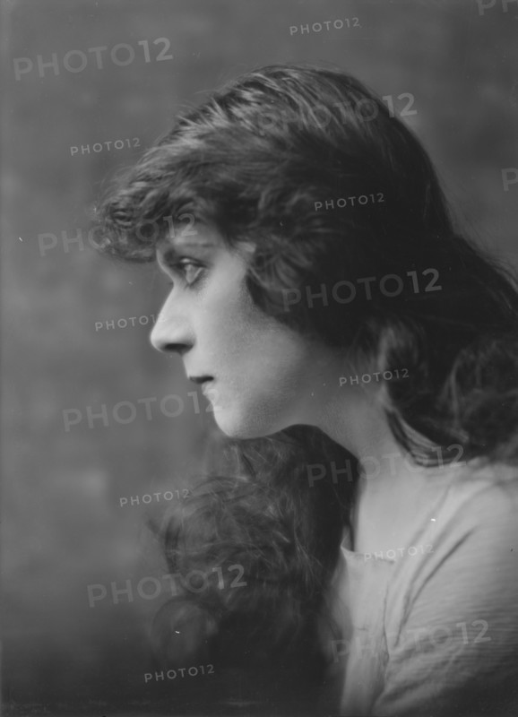 Bara, Theda, Miss, portrait photograph, 1916 Nov. 11. Creator: Arnold Genthe.