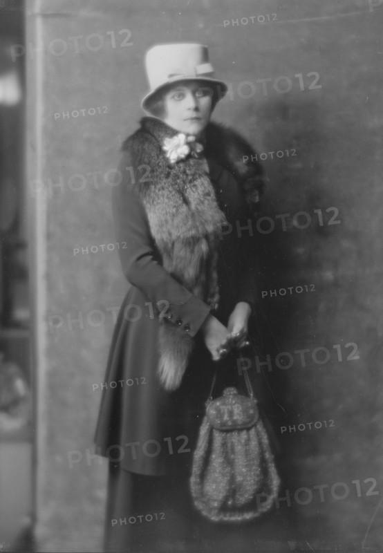 Bara, Theda, Miss, portrait photograph, 1916 Nov. 11. Creator: Arnold Genthe.