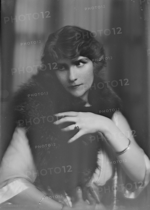 Barklay, D., Mrs., portrait photograph, 1915 July 14. Creator: Arnold Genthe.