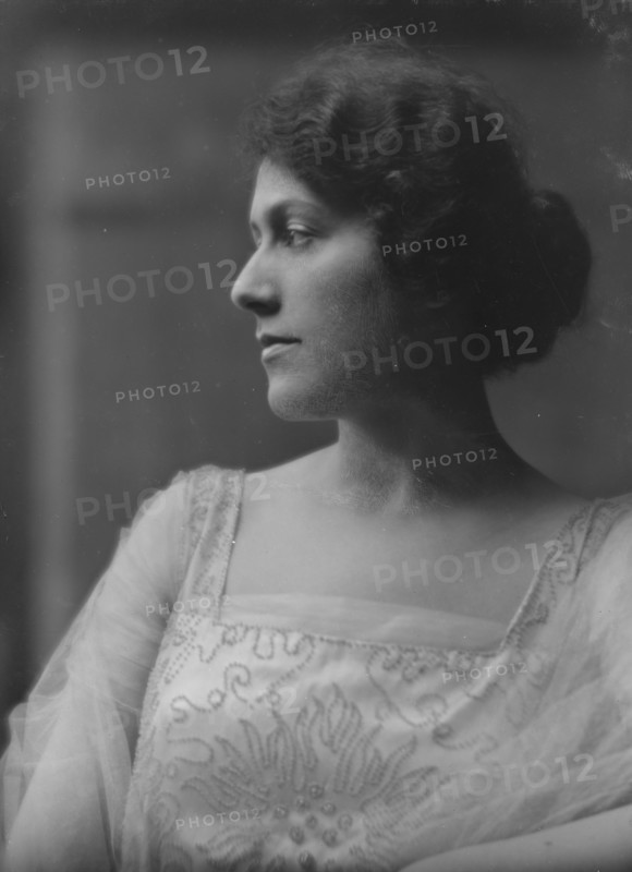 Barr, Marian, Miss, portrait photograph, 1917. Creator: Arnold Genthe.