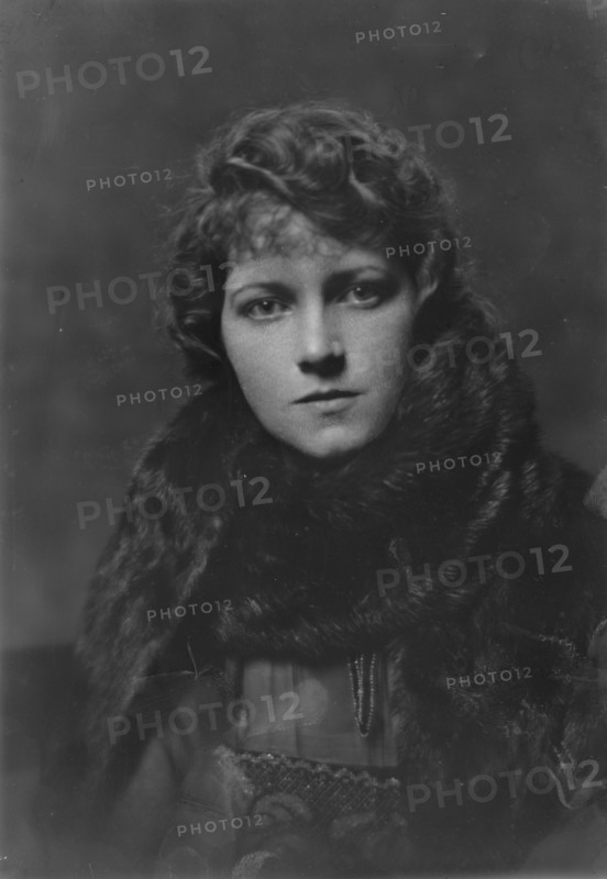 Bay, J.H., Mrs., portrait photograph, 1917 Sept. 8. Creator: Arnold Genthe.