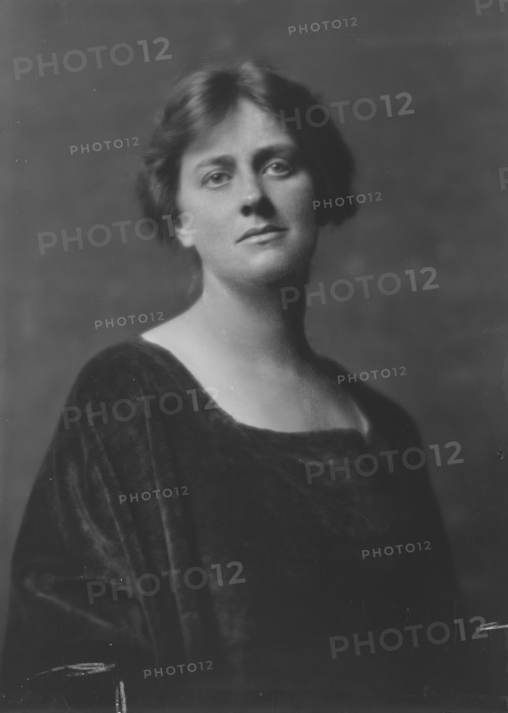Beegle, Miss, portrait photograph, 1916. Creator: Arnold Genthe.