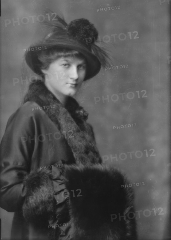 Bergin, Lynda Bryant, Miss, portrait photograph, 1915 Jan. 26. Creator: Arnold Genthe.