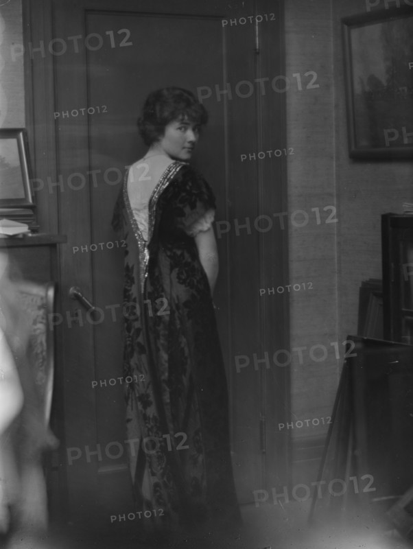 Breckenfeld, Meta, Miss, portrait photograph, 1913. Creator: Arnold Genthe.