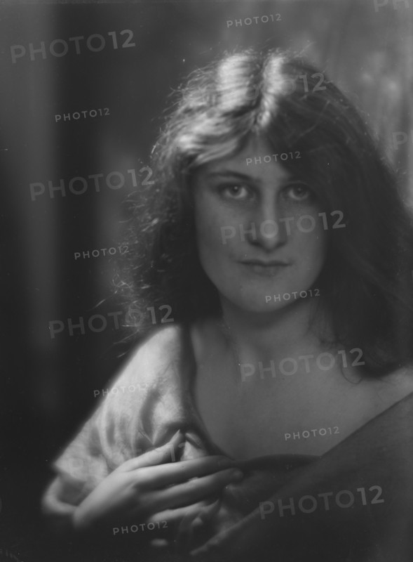 Brown, A., Miss, portrait photograph, 1913. Creator: Arnold Genthe.