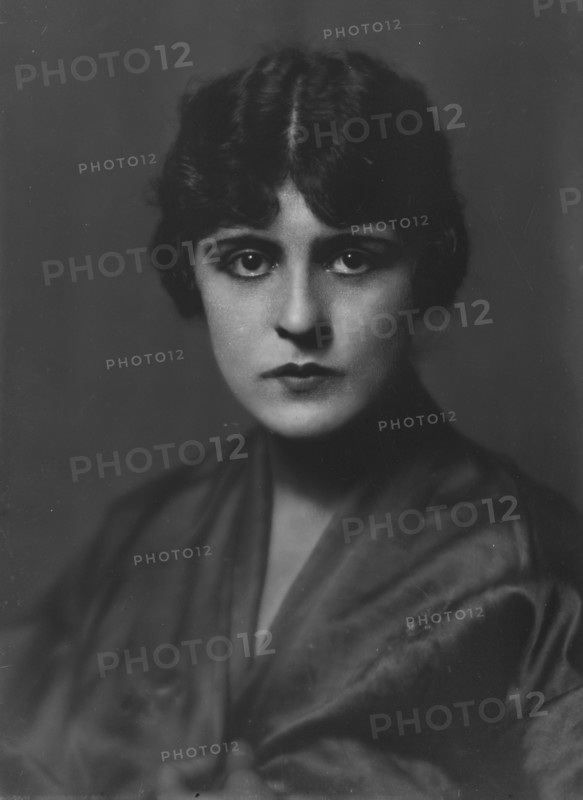 Bruns, Julia, Miss, portrait photograph, not before 1916. Creator: Arnold Genthe.