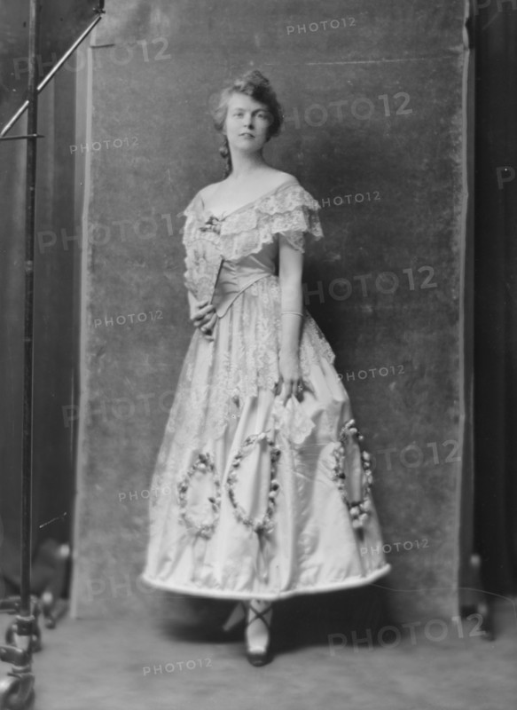 Bryant, George, Mrs., portrait photograph, 1915. Creator: Arnold Genthe.