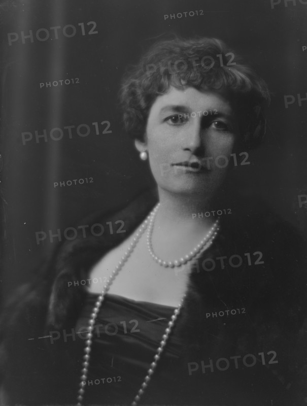 Byrne, James, Mrs., portrait photograph, 1917 June 2. Creator: Arnold Genthe.