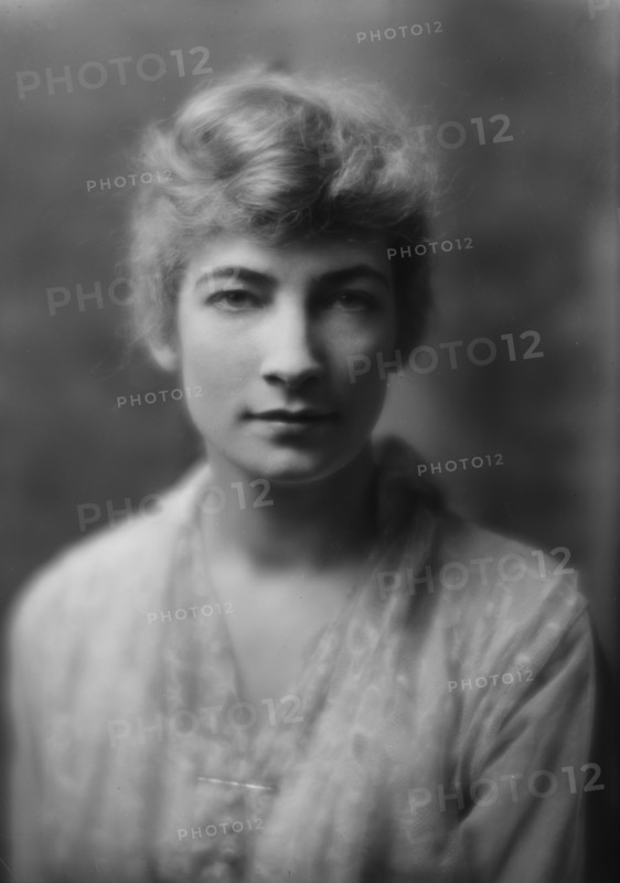 Carr, H.C., Mrs. (Dorothy Dunn), portrait photograph, between 1914 and 1918. Creator: Arnold Genthe.