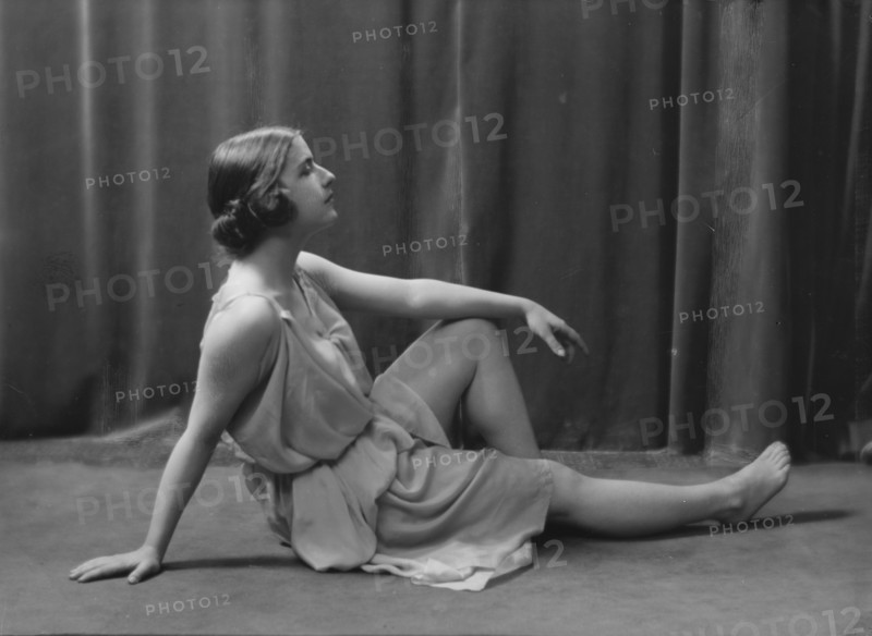 Cavaugh, Lucile, Miss, portrait photograph, 1917 May 10. Creator: Arnold Genthe.