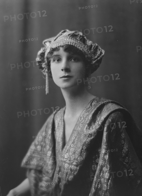Charles, Lillian, Miss, portrait photograph, 1916. Creator: Arnold Genthe.