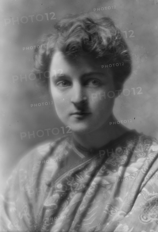 Cleveland, Marion, Miss, portrait photograph, ca. 1915. Creator: Arnold Genthe.