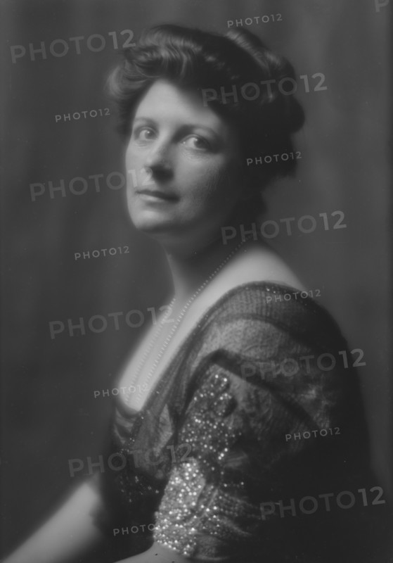 Cloud, A.T., Mrs., portrait photograph, 1913. Creator: Arnold Genthe.