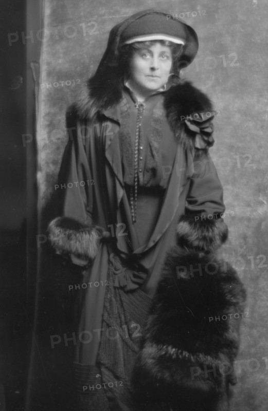 Compton, Barnes, Mrs., portrait photograph, 1914 Nov. 20. Creator: Arnold Genthe.