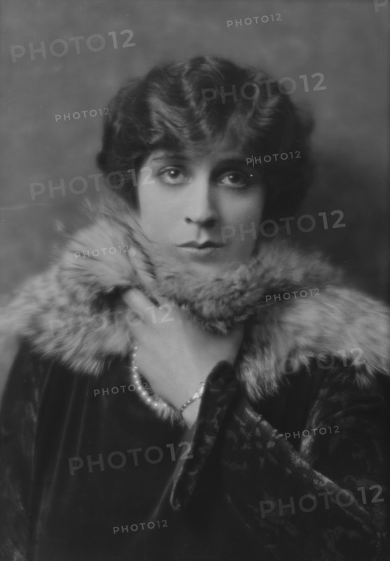 Cowl, Jane, Miss, portrait photograph, 1914 Dec. 30. Creator: Arnold Genthe.