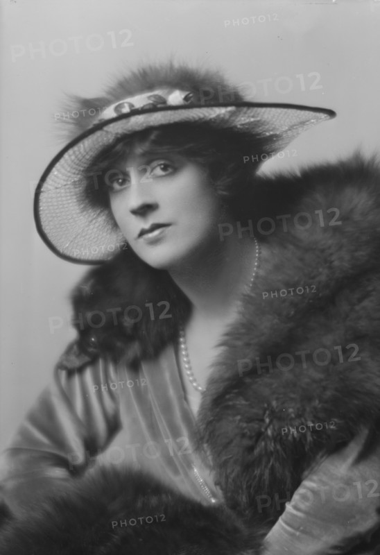 Cowl, Jane, Miss, portrait photograph, 1914 Dec. 30. Creator: Arnold Genthe.