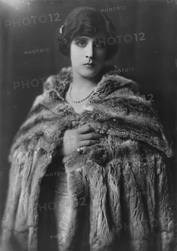 Cowl, Jane, Miss, portrait photograph, 1917 Sept. 17. Creator: Arnold Genthe.