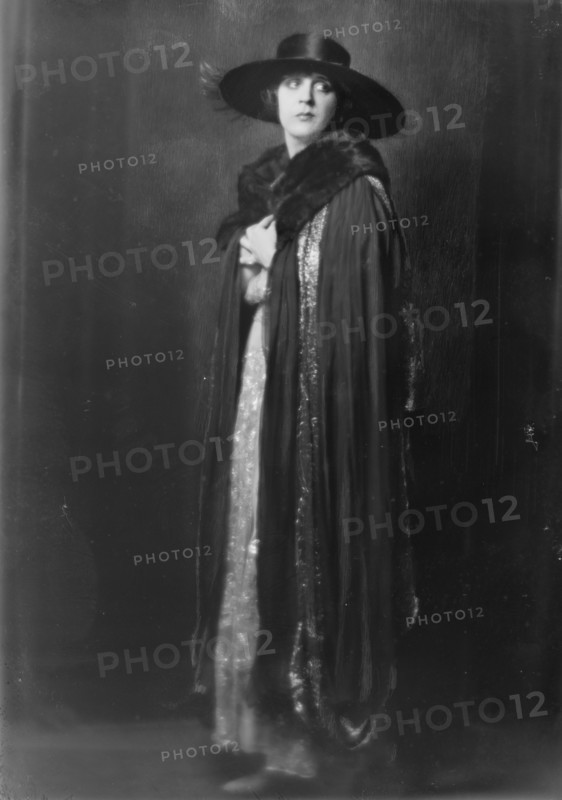Cowl, Jane, Miss, portrait photograph, 1917 Sept. 17. Creator: Arnold Genthe.