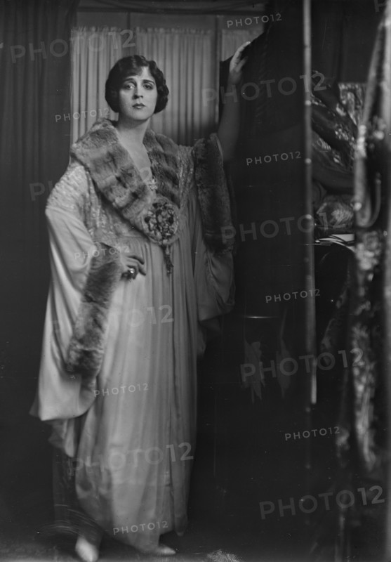 Cowl, Jane, Miss, portrait photograph, 1918 Oct. 14. Creator: Arnold Genthe.