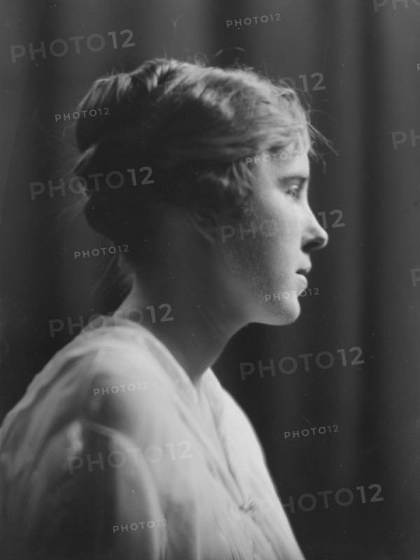 Cravath, Vera, Miss, portrait photograph, 1917 June 29. Creator: Arnold Genthe.