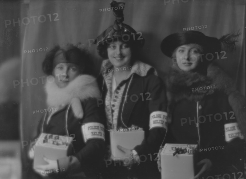 Crosbie, Violet, Miss, and other members of Polish relief group, portrait photograph, 1916. Creator: Arnold Genthe.
