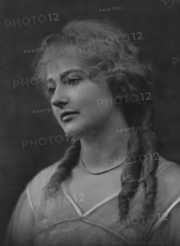 Crosbie, Violet, Miss, portrait photograph, 1916 Mar. 17. Creator: Arnold Genthe.