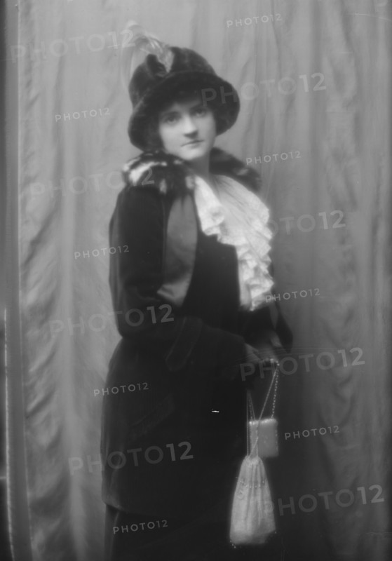 Cuthbert, Mrs. (Mrs. Wentworth), portrait photograph, 1912 Nov. 16. Creator: Arnold Genthe.