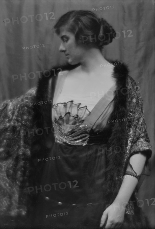 Damrosch, Alice, Miss, portrait photograph, 1913 Dec. 18. Creator: Arnold Genthe.