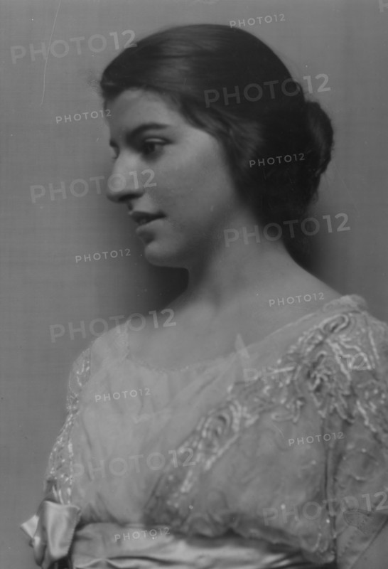 Damrosch, Gretchen, Miss, portrait photograph, 1913. Creator: Arnold Genthe.