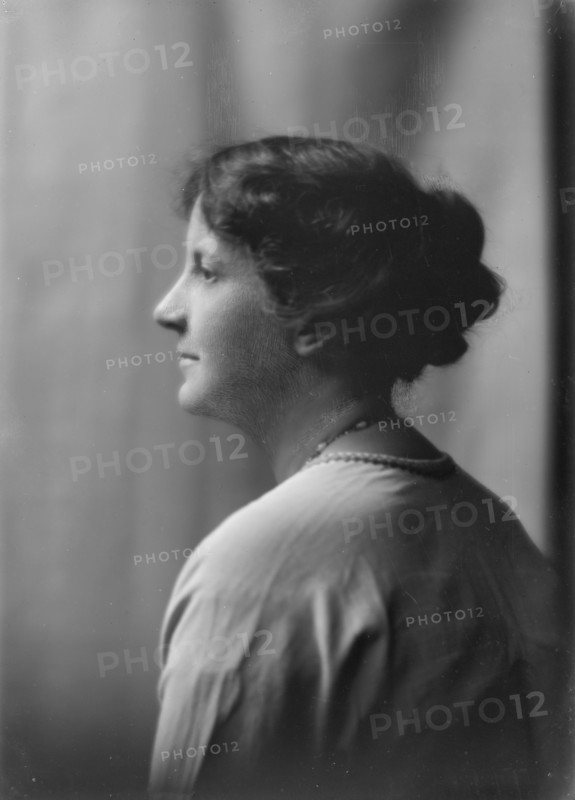 Davies, W.W., Mrs., portrait photograph, 1917 Oct. 21. Creator: Arnold Genthe.