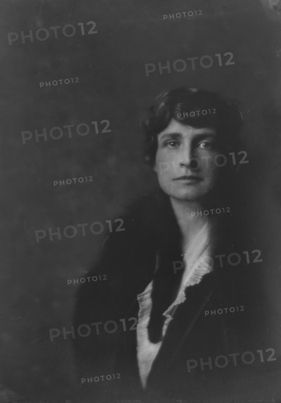 Davis, Sheldon, Mrs., portrait photograph, 1917 June 11. Creator: Arnold Genthe.