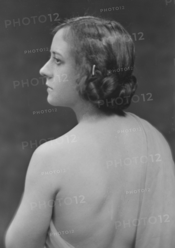 Dazie, Mlle., portrait photograph, 1917. Creator: Arnold Genthe.