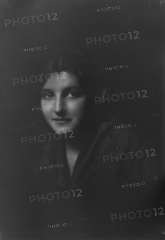 Devine, Edward L., Mrs., portrait photograph, 1917 Oct. 18. Creator: Arnold Genthe.