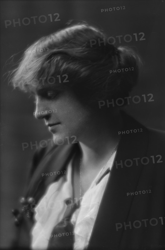 Dupont, Ellen, Miss, portrait photograph, 1915 July 2. Creator: Arnold Genthe.