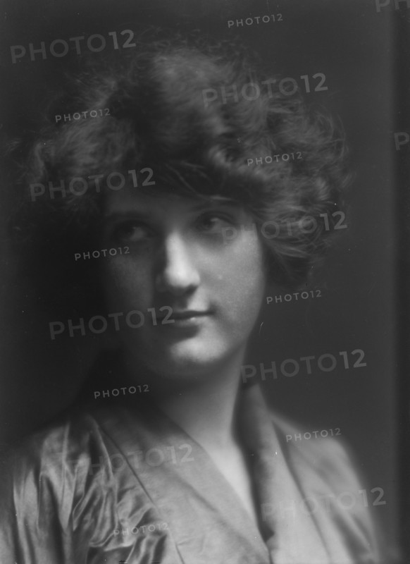 Eder, Helen, Miss, portrait photograph, ca. 1913. Creator: Arnold Genthe.
