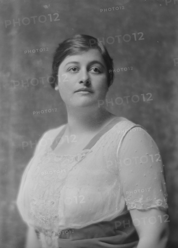 Ernst, M., Mrs., portrait photograph, 1915 May 1. Creator: Arnold Genthe.