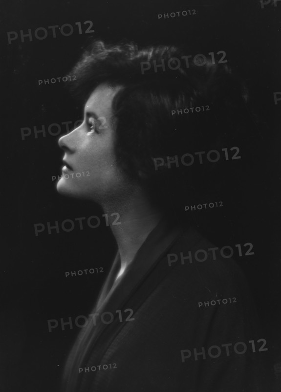 Estee, Lorraine, Miss, portrait photograph, 1916 May 23. Creator: Arnold Genthe.