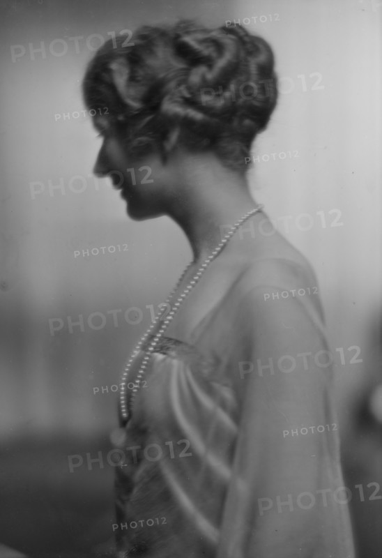Fargo, Clara, Miss, portrait photograph, 1915 Jan. 15. Creator: Arnold Genthe.