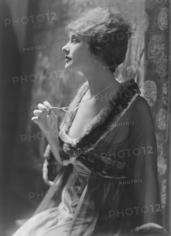 Ferguson, Elsie, Miss, portrait photograph, 1917 Aug. 10. Creator: Arnold Genthe.