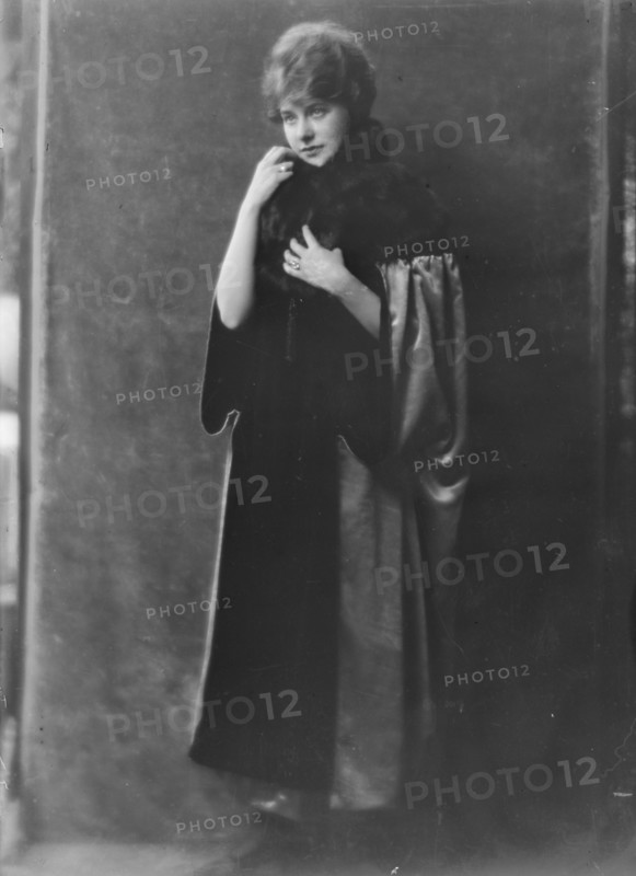 Ferguson, Elsie, Miss, portrait photograph, 1917 Aug. 10. Creator: Arnold Genthe.