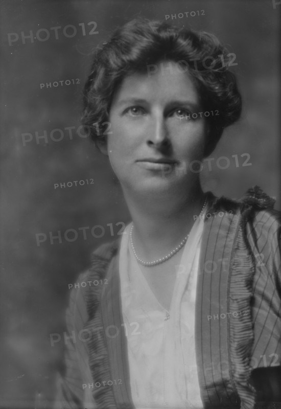 Ferguson, Irene, Miss, portrait photograph, 1914 June 11. Creator: Arnold Genthe.