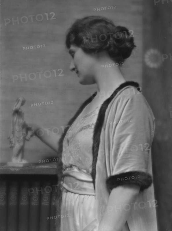 Field, Marshall, Mrs. (Miss Evelyn Marshall), portrait photograph, 1914 Dec. 15. Creator: Arnold Genthe.