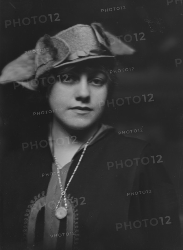 Fisher, Dorothy, Miss, portrait photograph, 1915. Creator: Arnold Genthe.