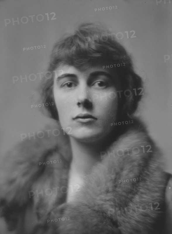 Foote, Dorothy, Miss, portrait photograph, 1917 Mar. 10. Creator: Arnold Genthe.