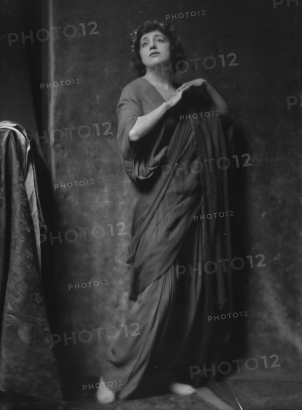 Freeman, Helen, Miss, portrait photograph, 1915 Apr. 3. Creator: Arnold Genthe.