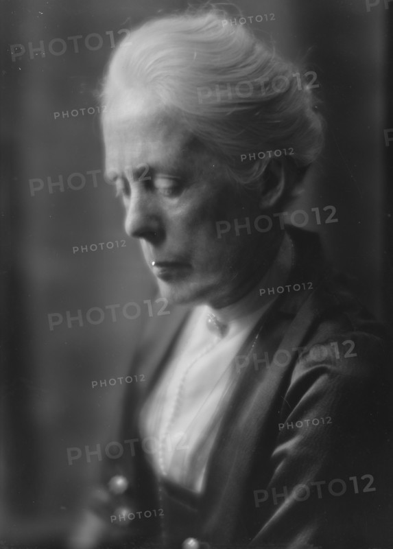 Freeman, J.F., Mrs., portrait photograph, 1914 June 29. Creator: Arnold Genthe.