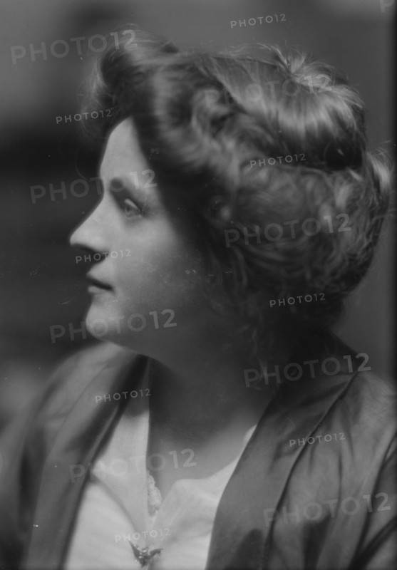 Genss, Freda, Miss, portrait photograph, 1914. Creator: Arnold Genthe.