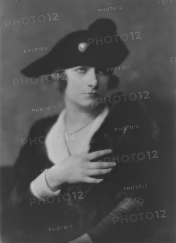 Gibson, Jean, Miss, portrait photograph, 1917 Oct. 19. Creator: Arnold Genthe.