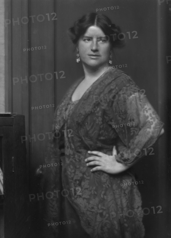 Gilmore, Inez Haynes, Mrs., portrait photograph, 1913. Creator: Arnold Genthe.